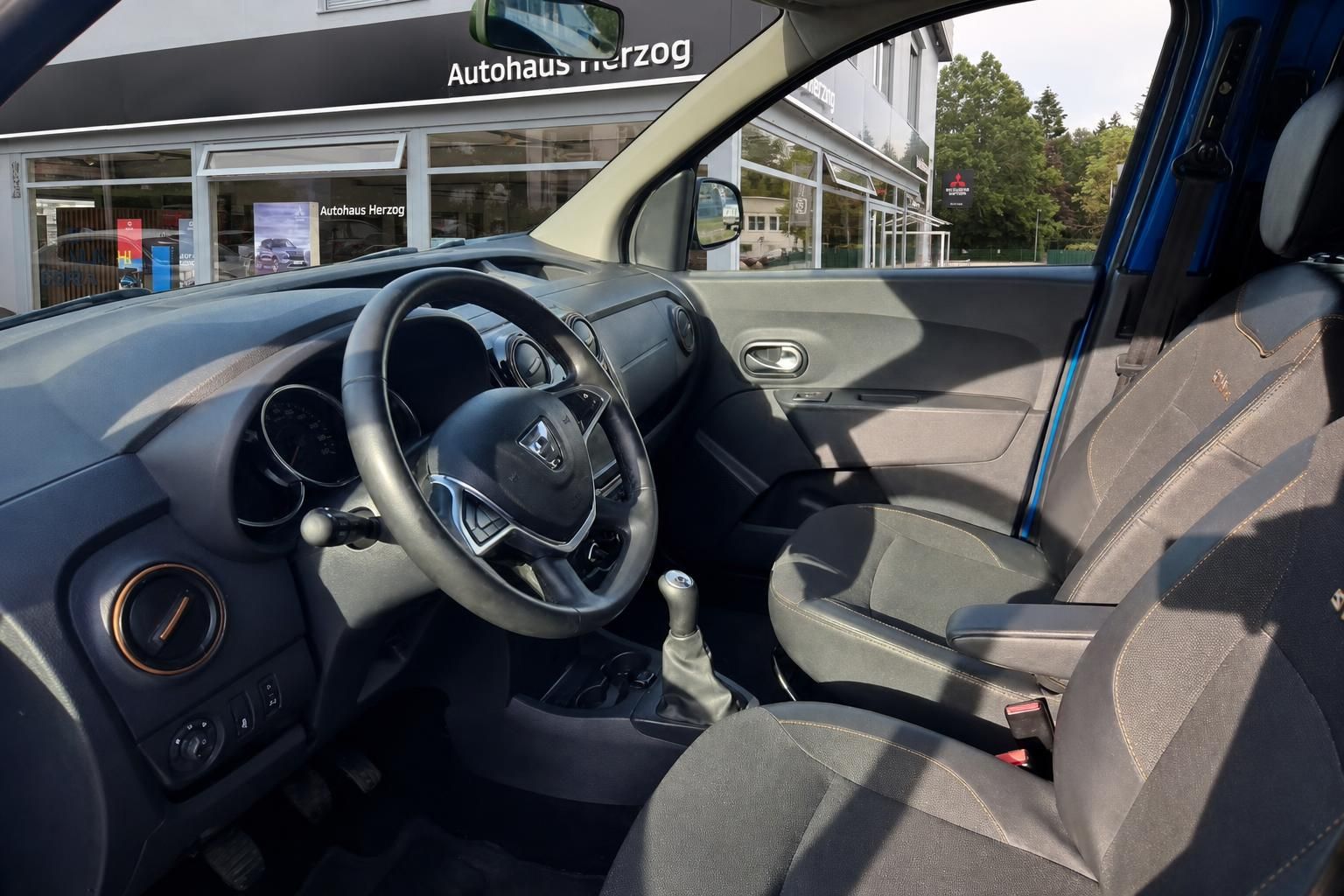 Dacia Stepway Cockpit mit Fahrersitz und Lenkrad - Innenausstattung des Fahrzeugs