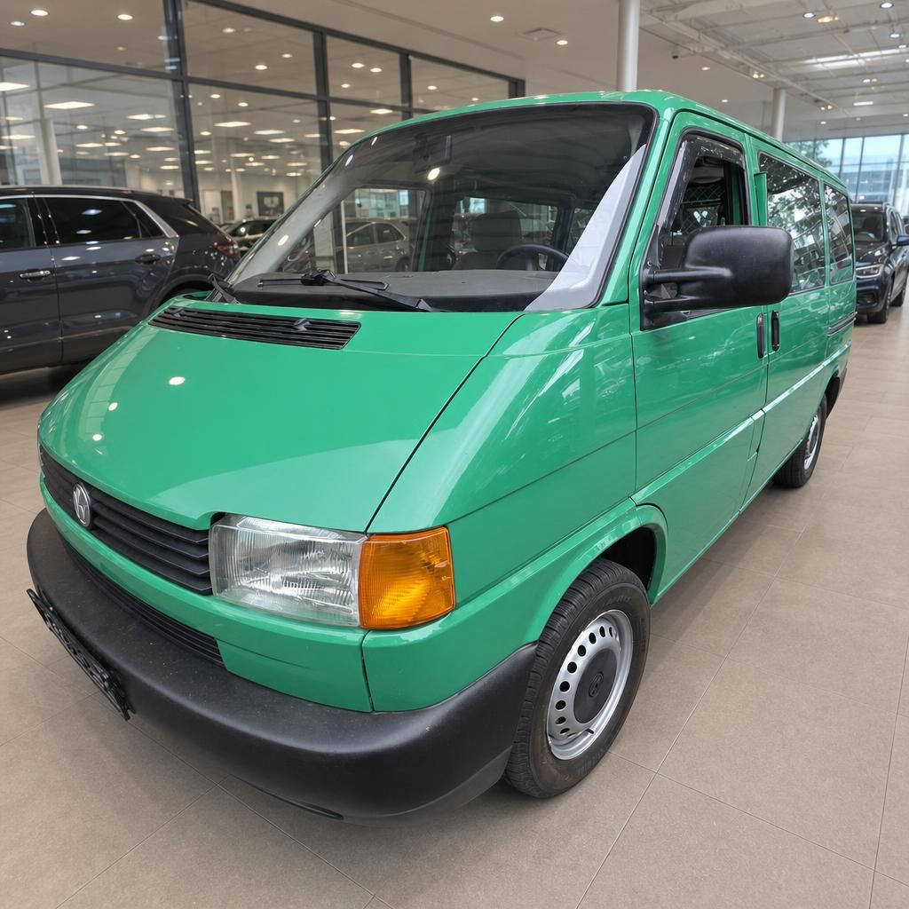 VW T4 Transporter grün, Frontansicht im Autohaus