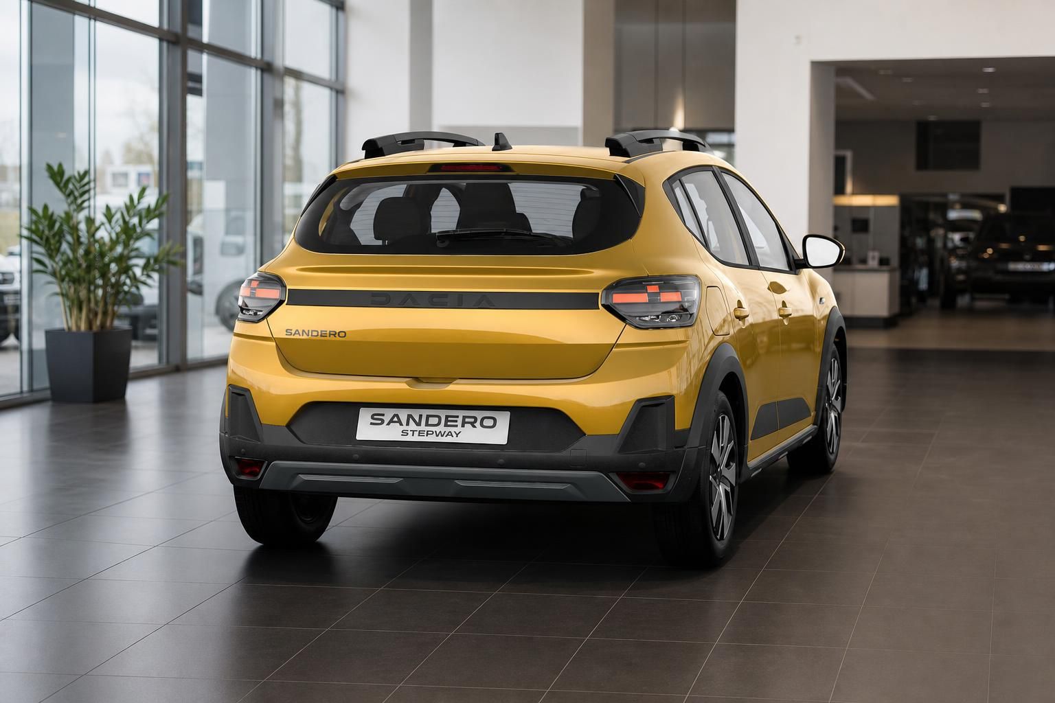 Dacia Sandero Stepway gelb, Heckansicht im Autohaus-Showroom