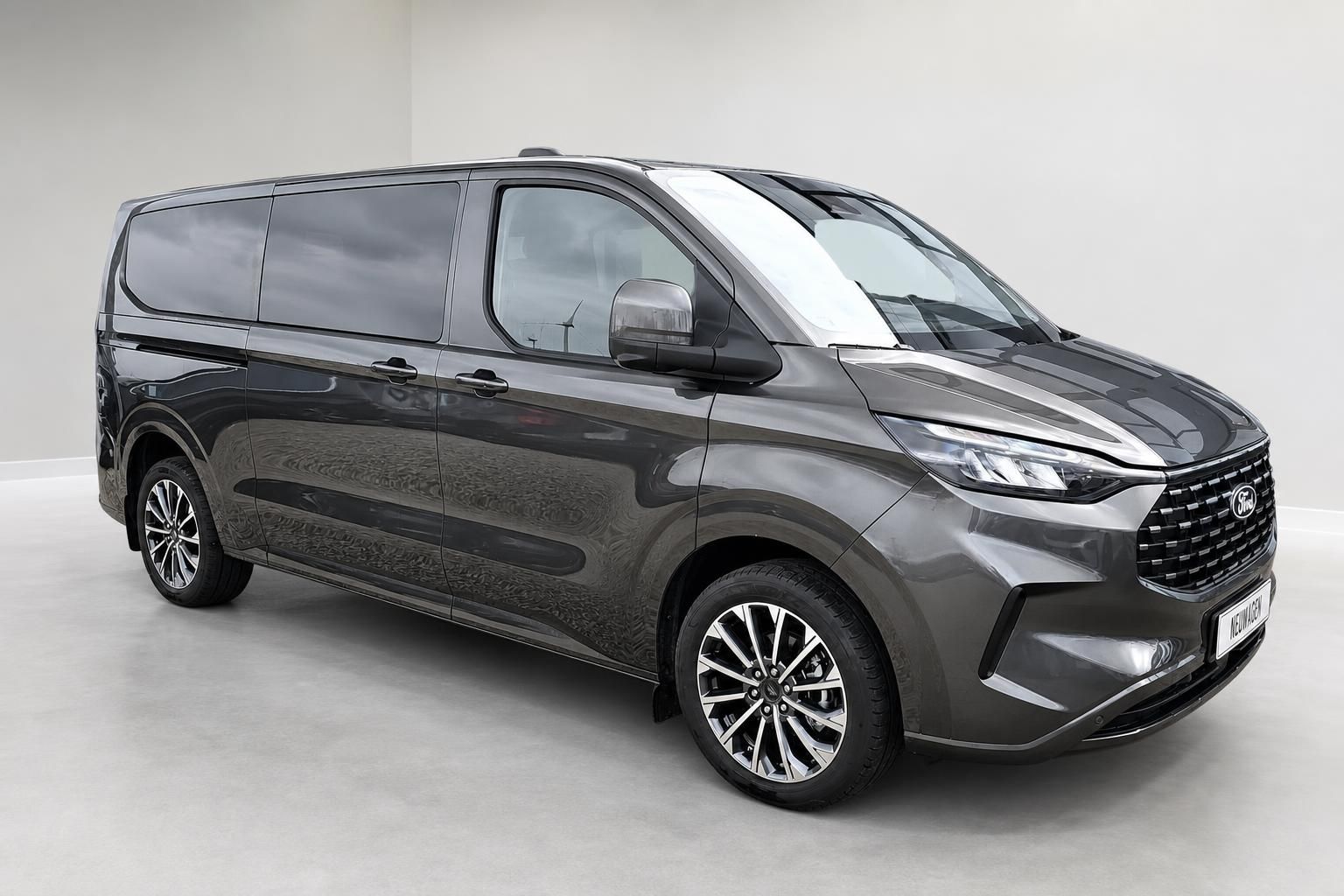 Ford Tourneo Custom grau, Frontansicht schraeg im Fotostudio