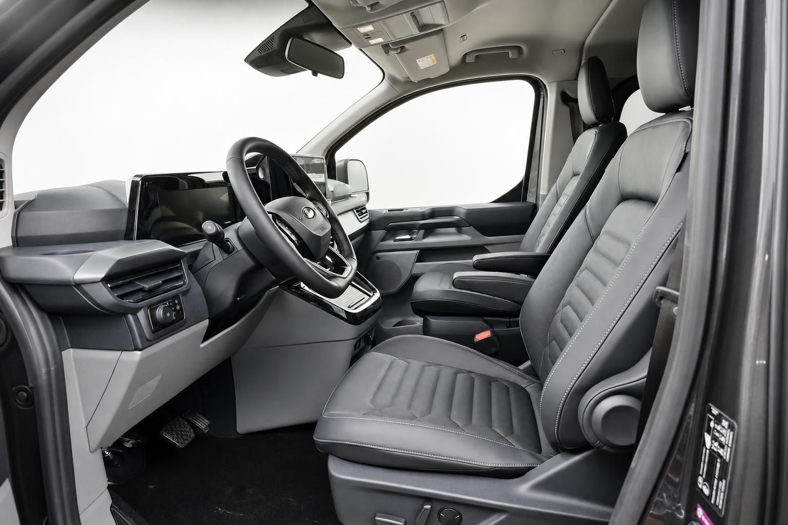 Ford Innenraum mit Ledersitzen und Cockpit im Detail
