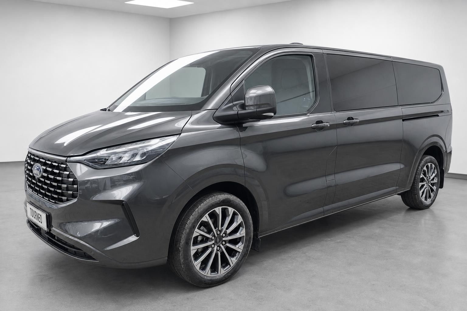 Ford Tourneo Custom grau, Seitenansicht schräg vorne