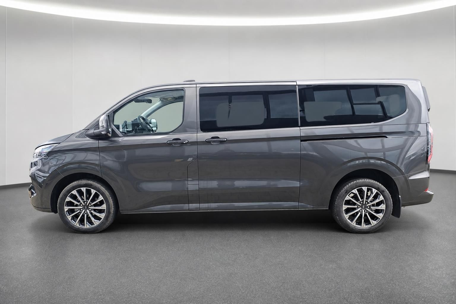 Ford Tourneo Custom grau, Seitenansicht im Studio