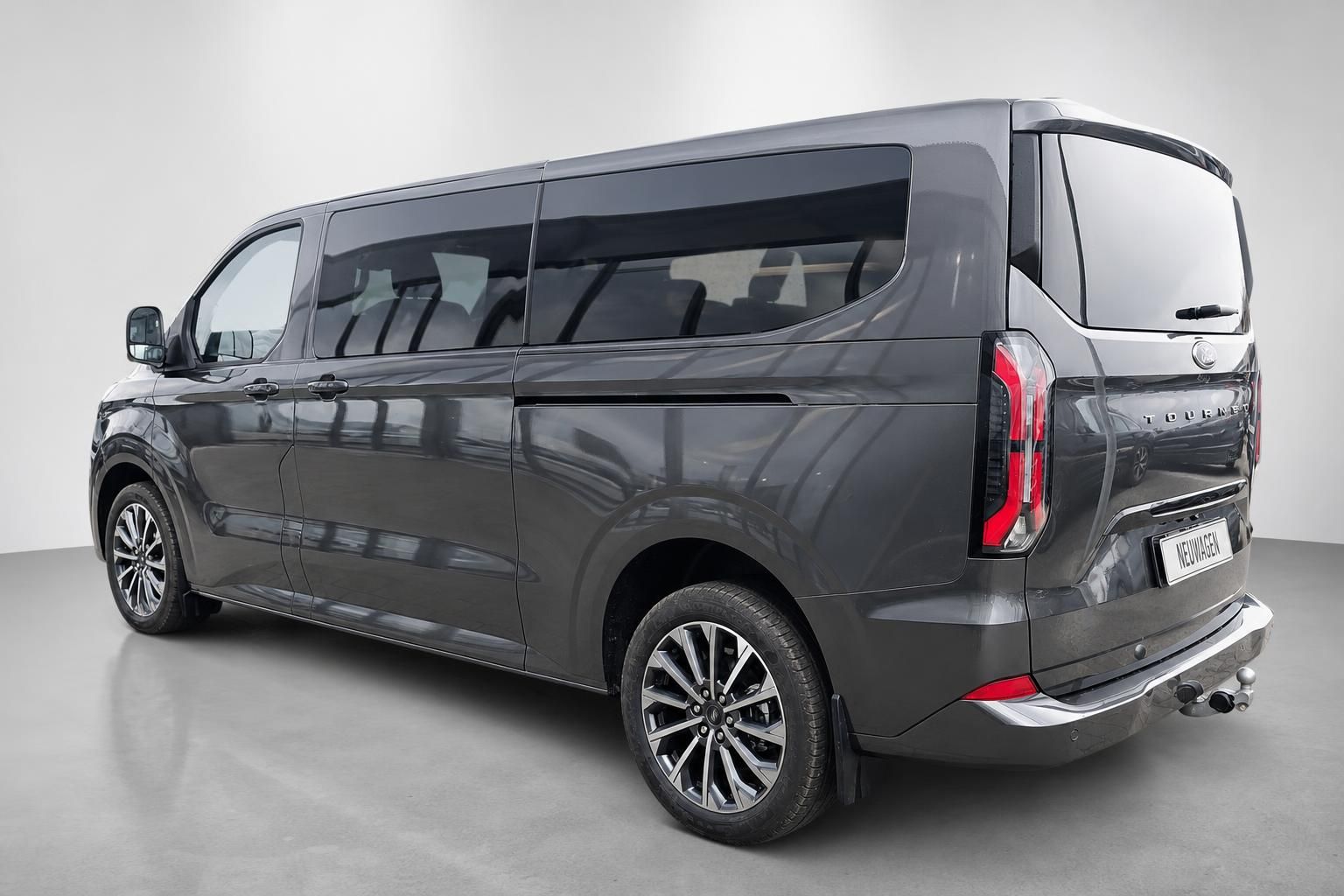 Ford Tourneo Custom grau, Heckansicht mit Anhaengerkupplung im Studio