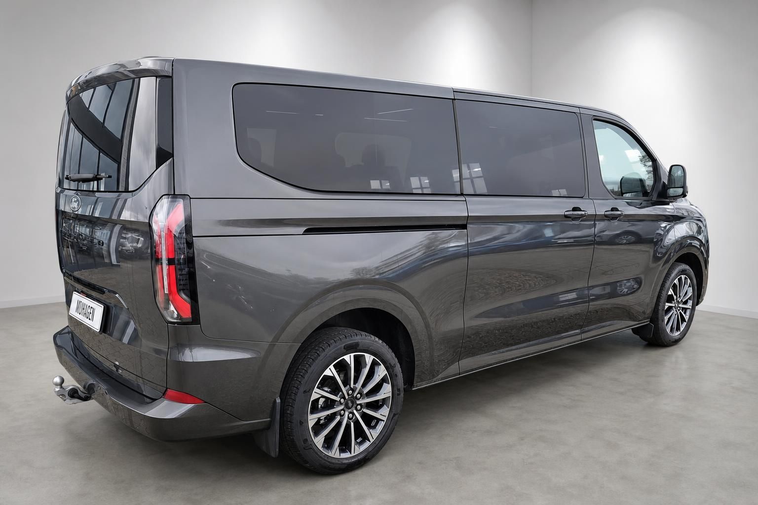 Ford Tourneo Custom grau, Heckansicht schräg von hinten