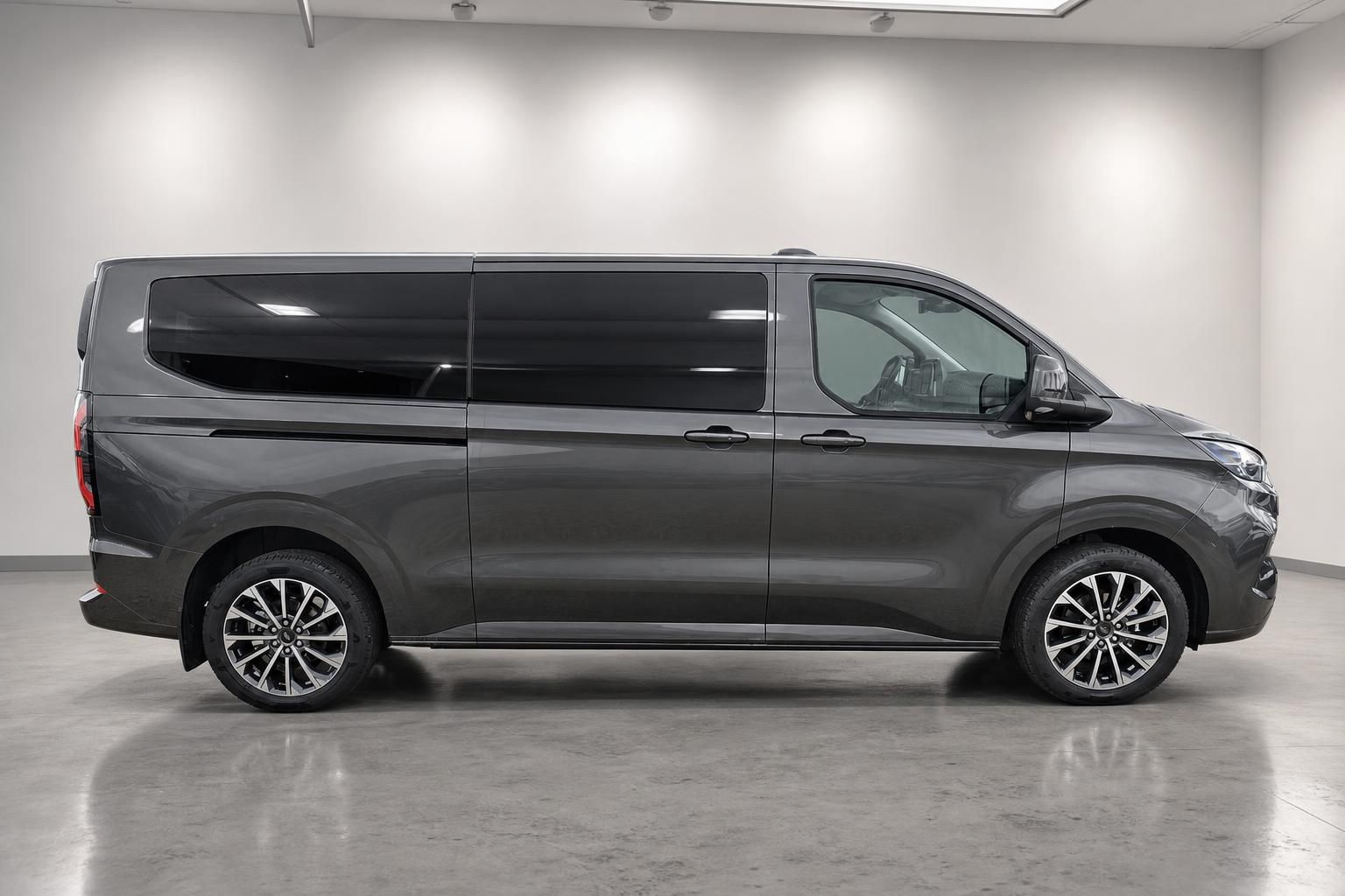 Ford Tourneo Custom grau, Seitenansicht im Fotostudio