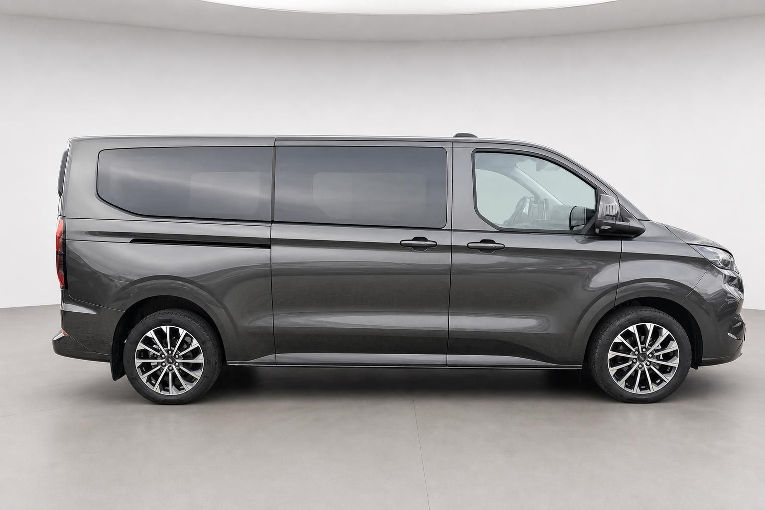 Ford Tourneo Custom grau, Seitenansicht Studioaufnahme