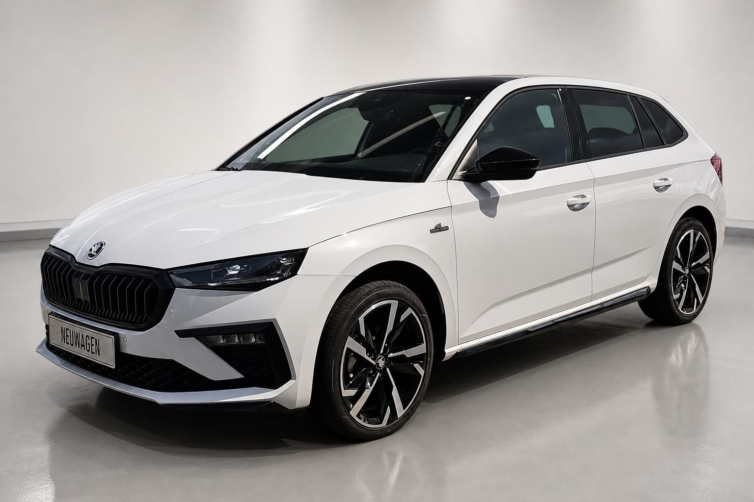 Skoda Scala weiß, Frontansicht schräg, Neuwagen mit Alufelgen