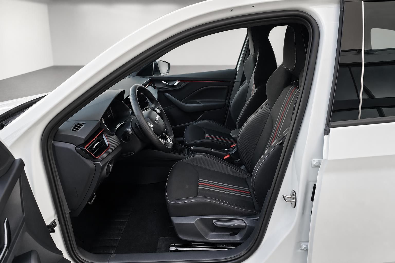 Skoda Innenraum mit schwarzen Sportsitzen und roten Kontrastnaehten
