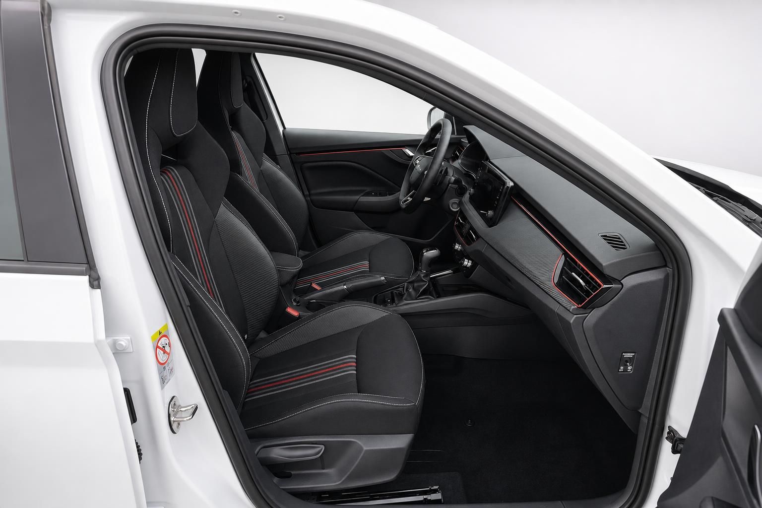Skoda Fahrzeuginnenraum Blick auf Vordersitze und Armaturenbrett