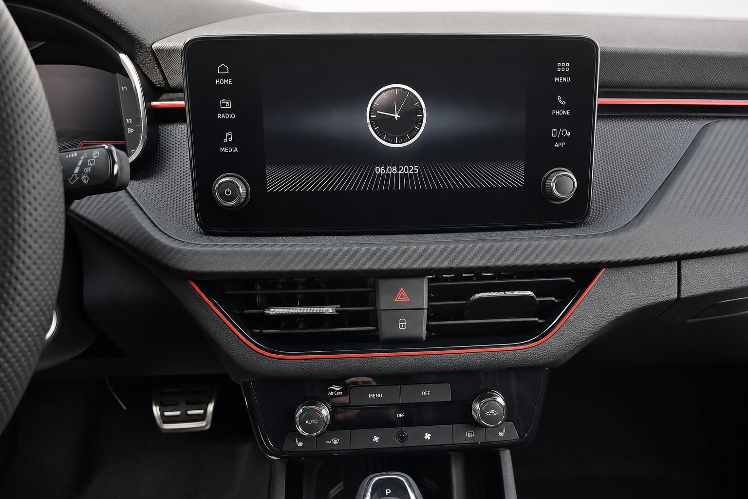Skoda Infotainment Display mit Uhr im Cockpit Detailansicht