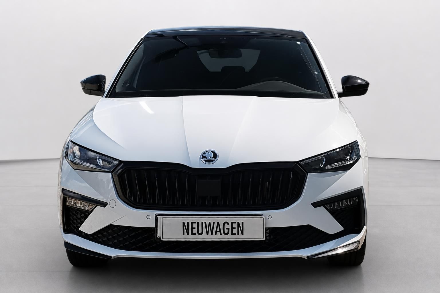 Škoda Scala weiß, Frontansicht im Fotostudio