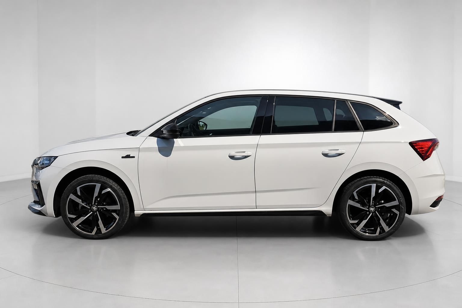 Škoda Scala weiß, Seitenansicht im Fotostudio