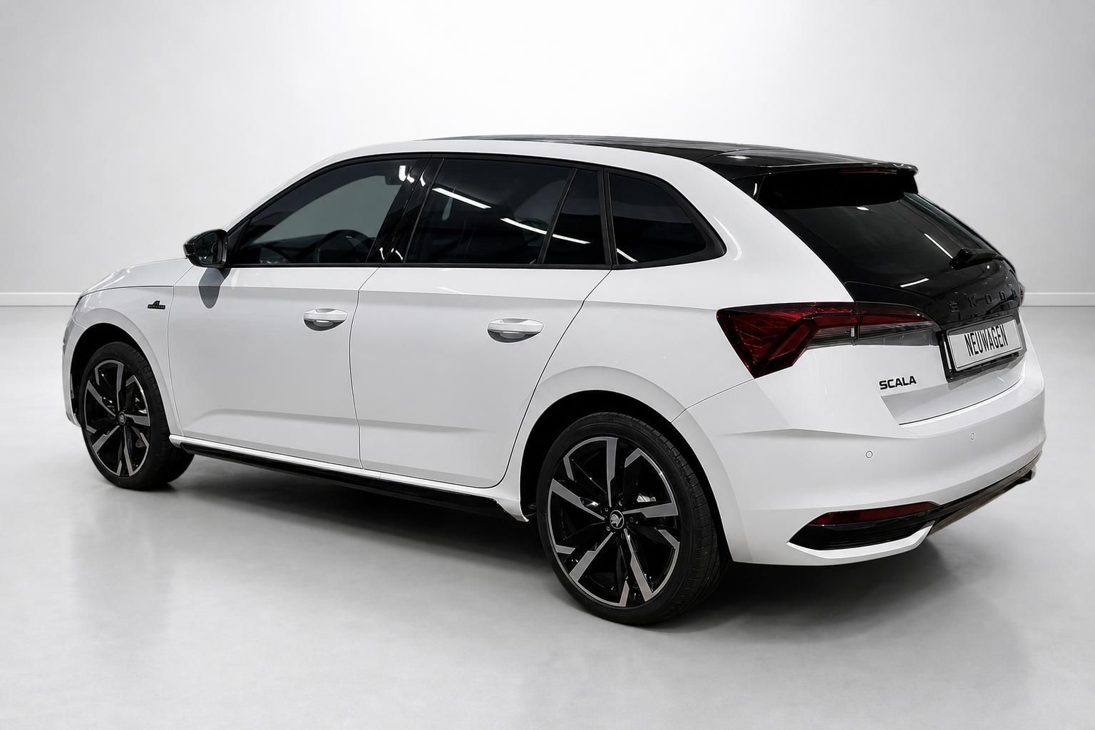 Škoda Scala weiß, Heckschräg-Ansicht mit Alufelgen