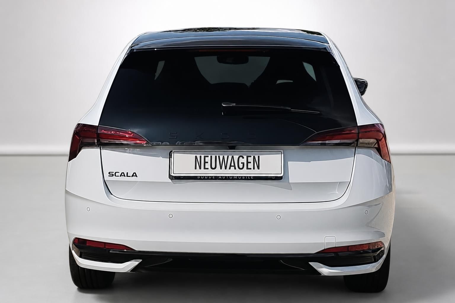 Škoda Scala weiß, Heckansicht im Fotostudio