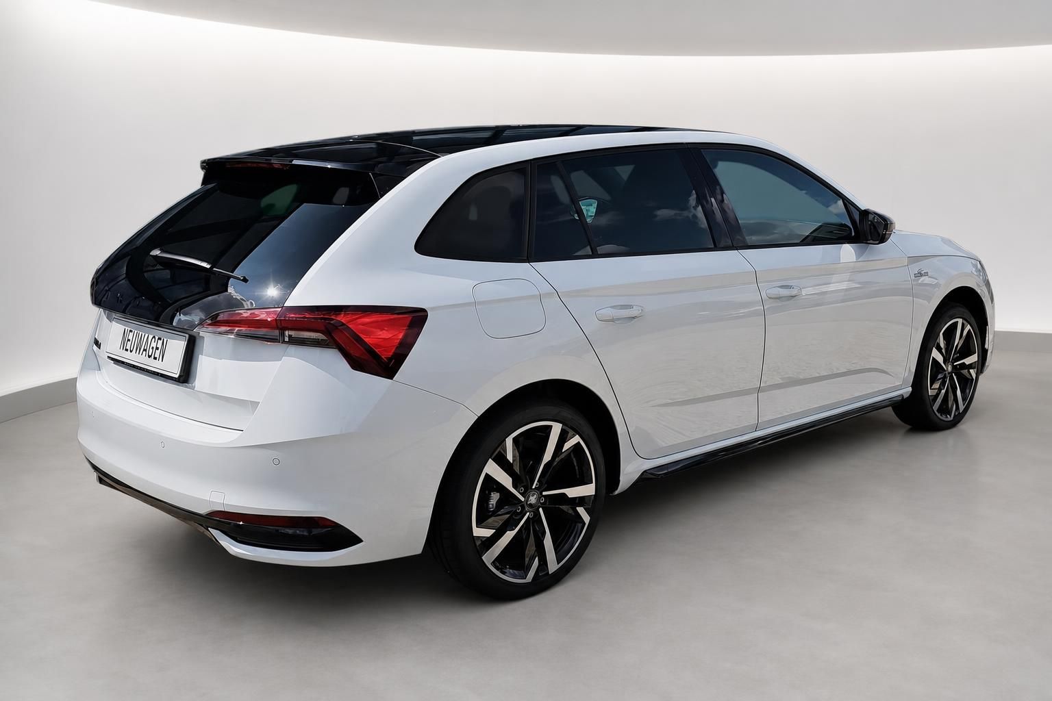 Skoda Scala Kombi weiß, Heckansicht schräg, Neuwagen im Studio