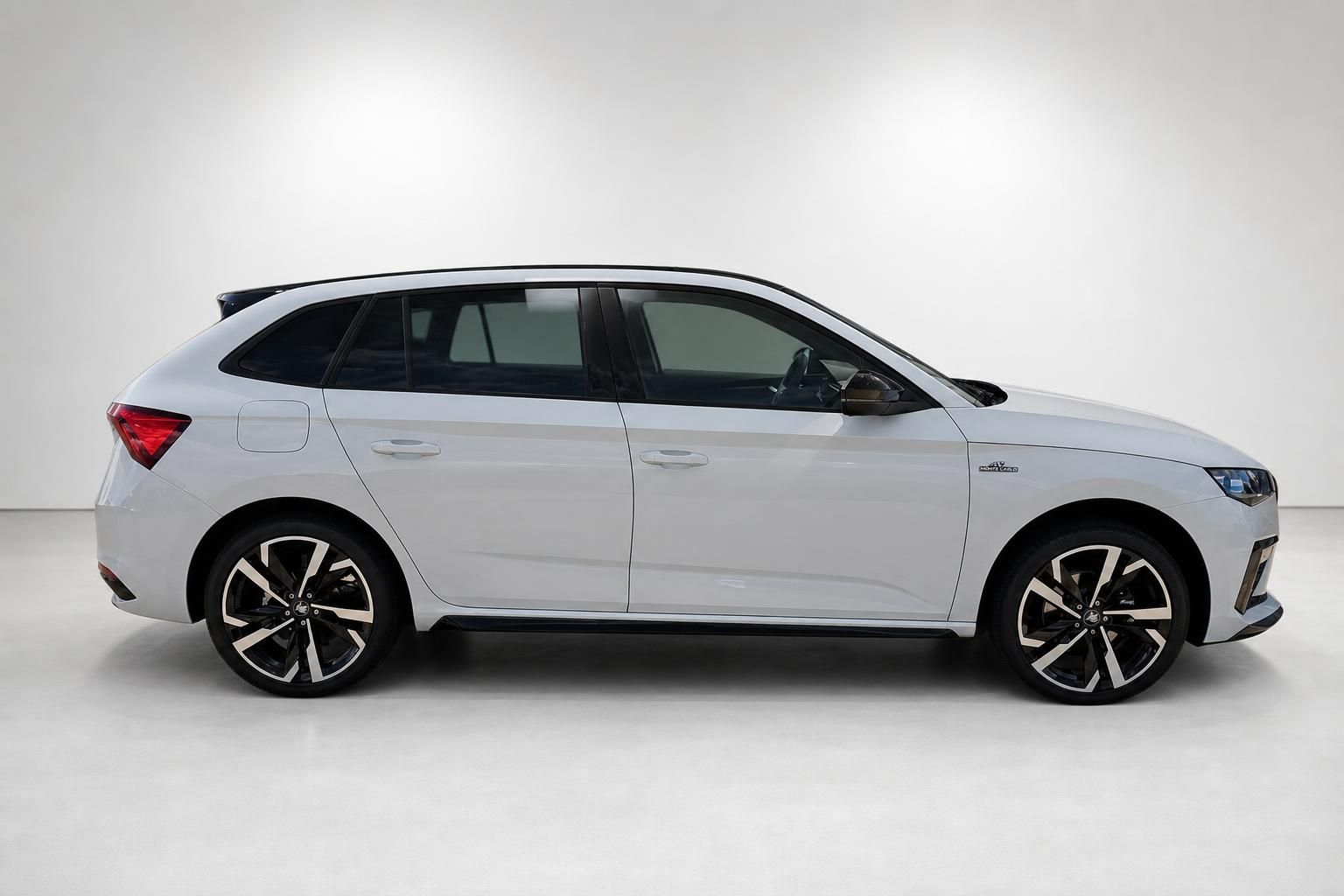 Skoda Scala Monte Carlo weiß, Seitenansicht, Neuwagen komplett