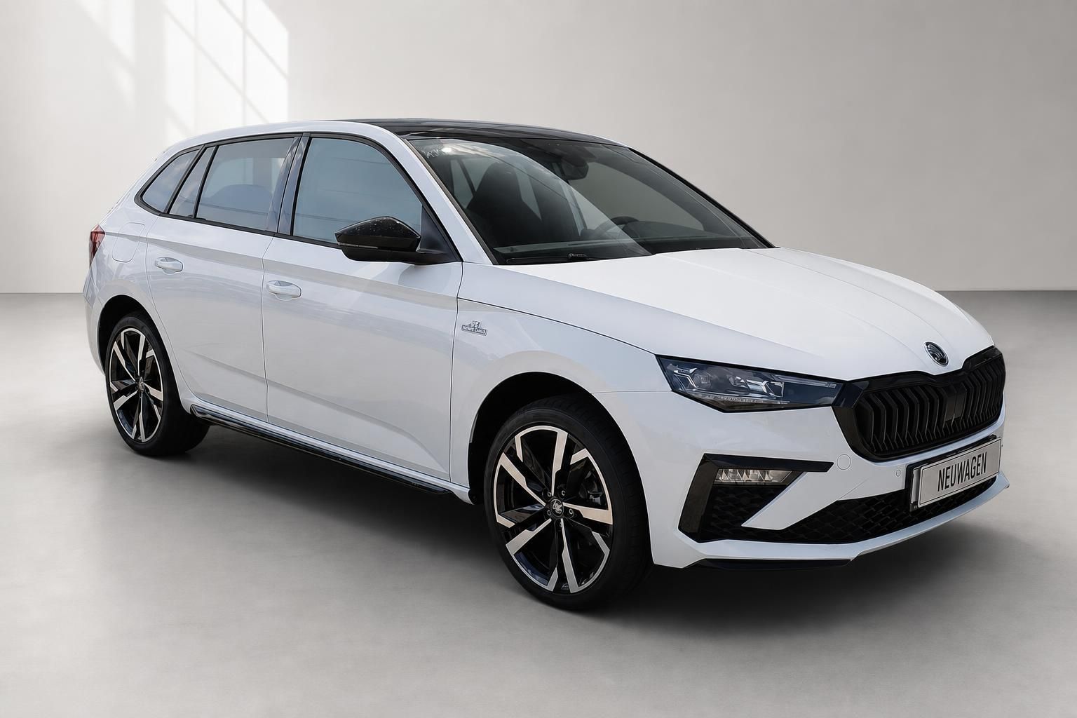 Skoda Scala weiß, Frontansicht schräg, Neuwagen im Studiolicht