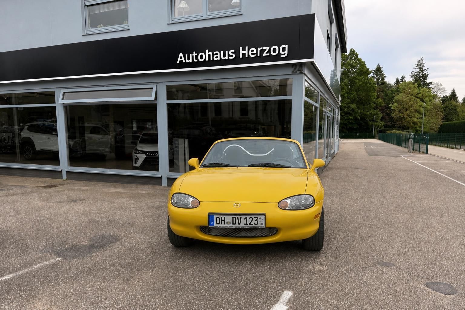 Gelber Mazda MX-5 Roadster Frontansicht mit Kennzeichen OH-DV 123 - Sportwagen zu verkaufen