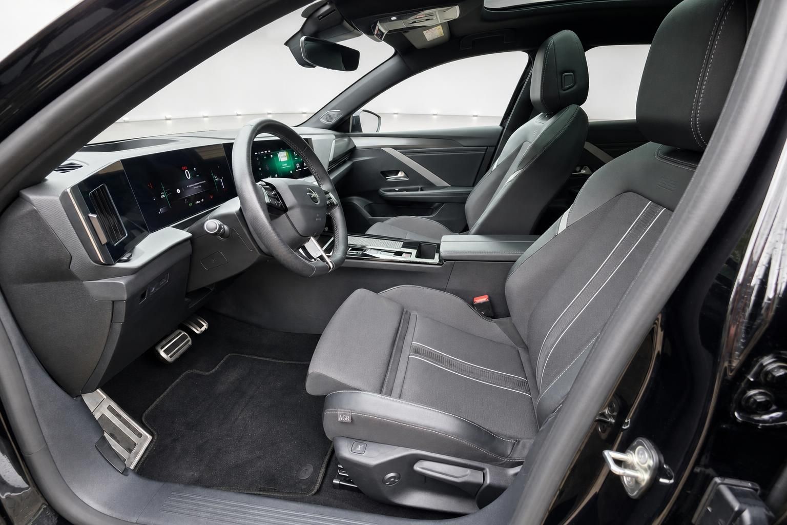 Innenraum eines Opel mit Sportsitzen und digitalem Cockpit
