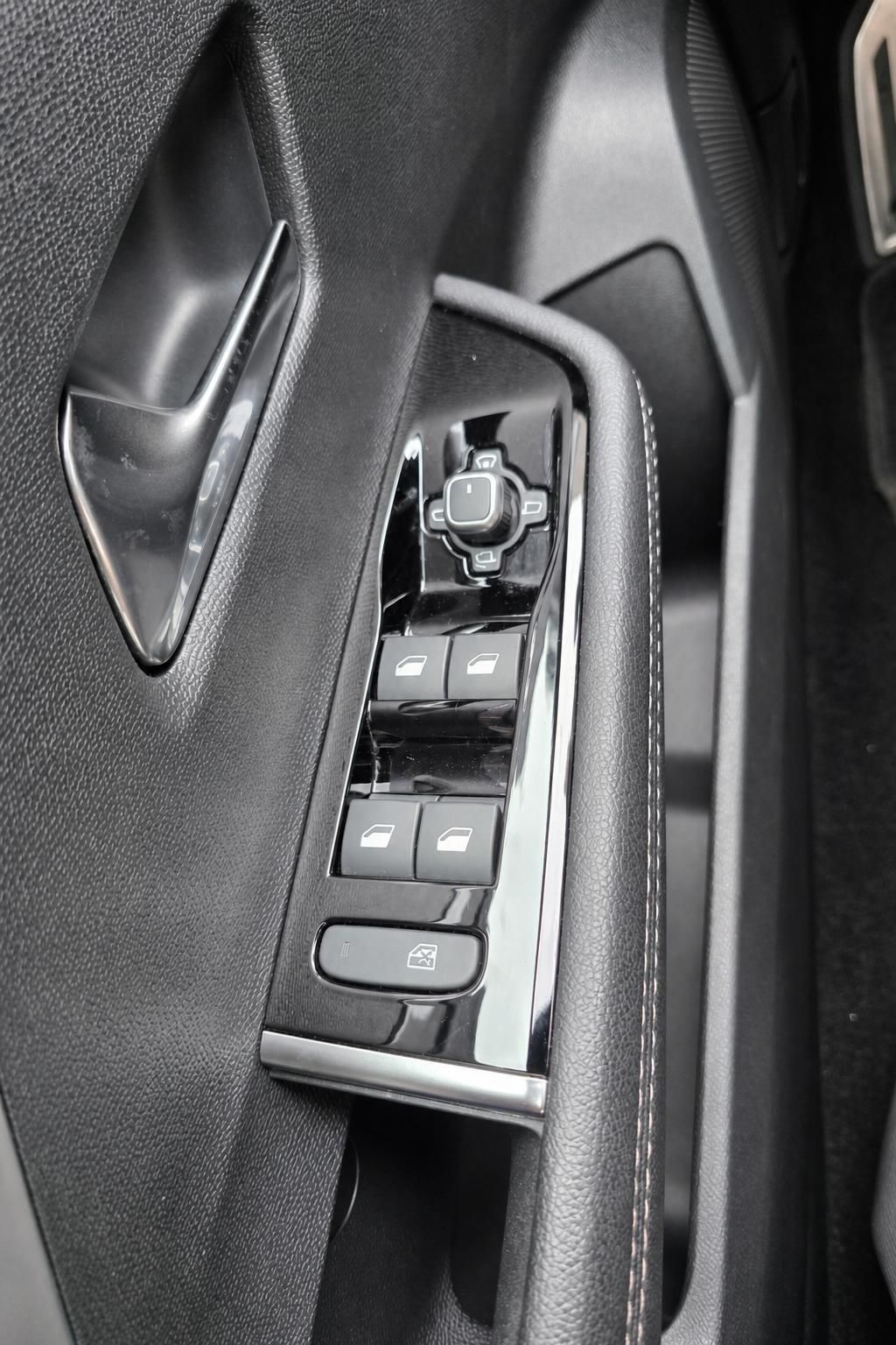 Fensterheber-Bedienelemente in der Fahrertür eines Opel Fahrzeugs