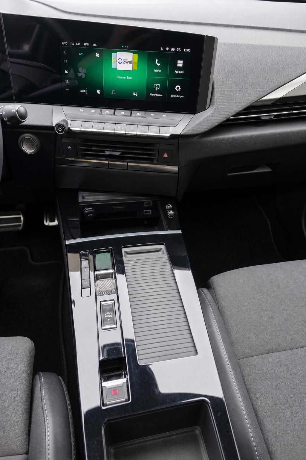 Mittelkonsole mit Touchscreen und Schaltwippen im Fahrzeuginnenraum