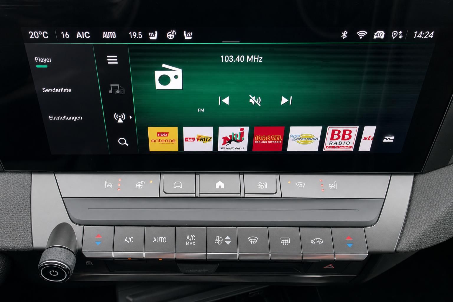Infotainmentsystem mit Radiosendern und Klimabedienung im Auto