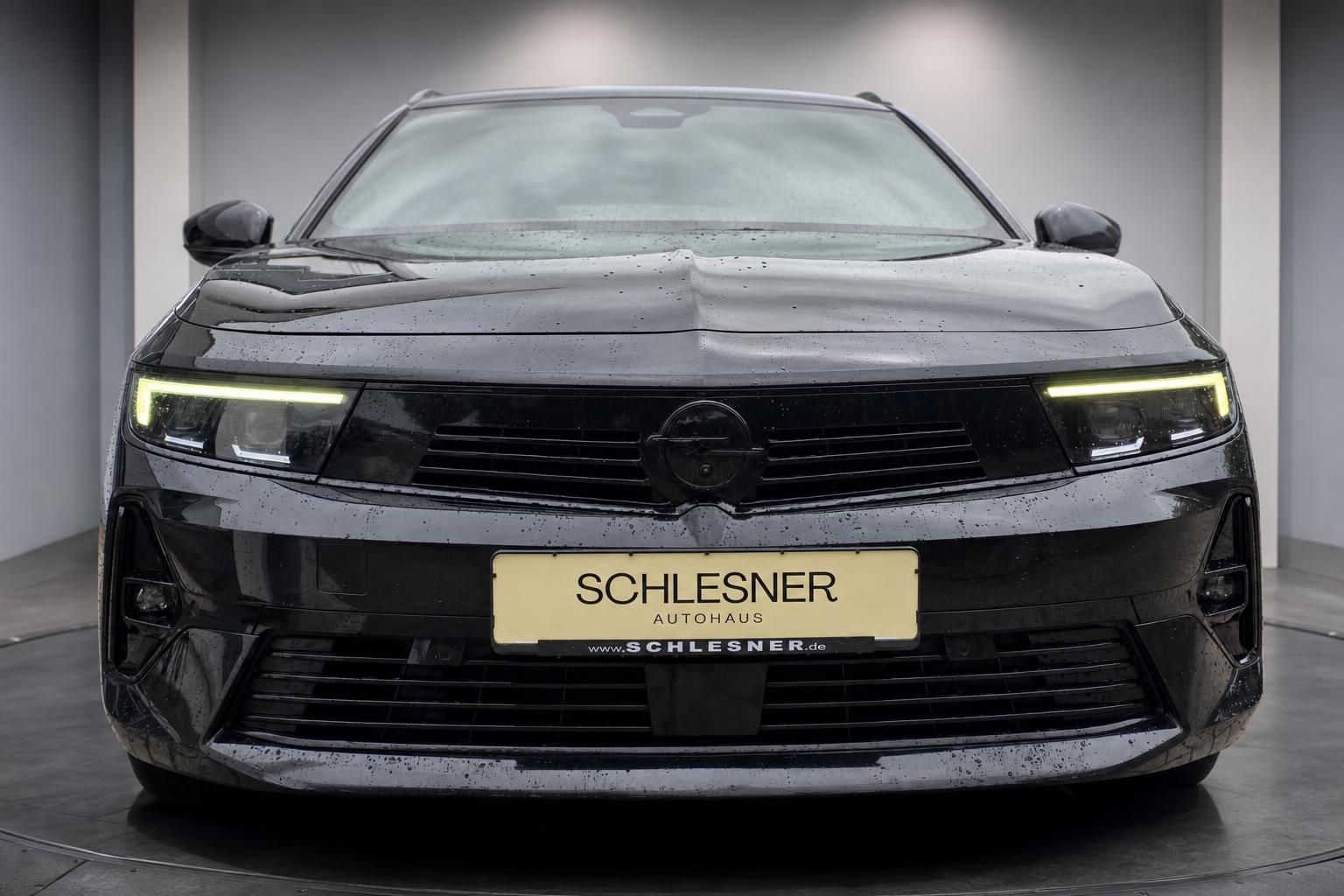Opel Astra schwarz, direkte Frontansicht mit LED-Scheinwerfern