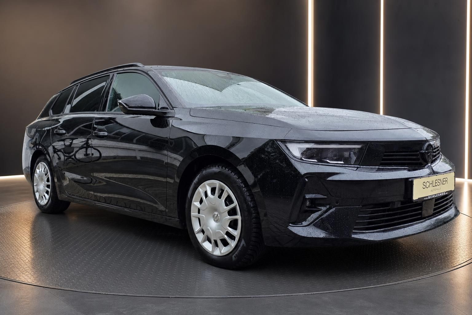 Opel Astra Sports Tourer schwarz, Frontansicht schraeg im Autohaus