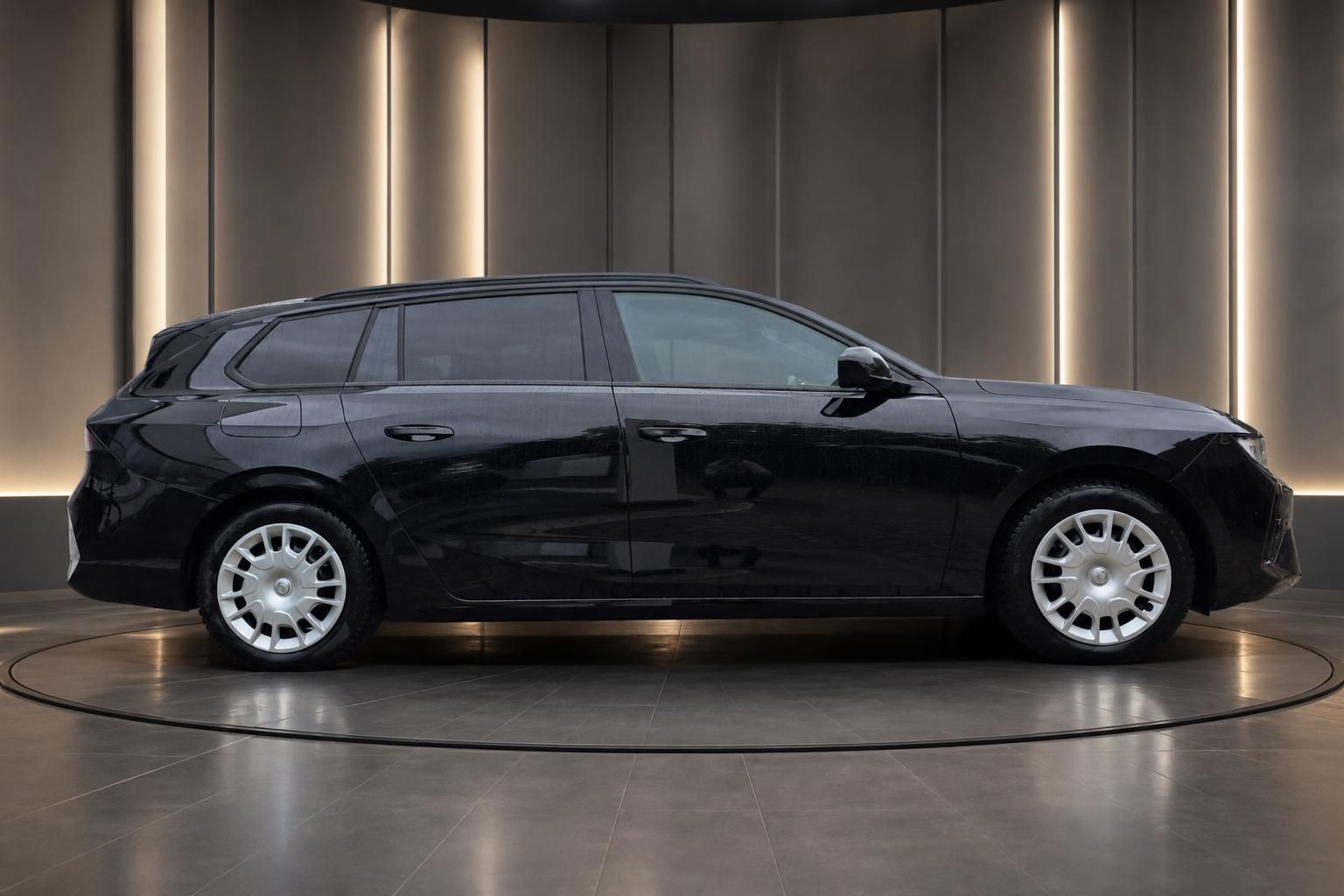 Opel Astra Sports Tourer schwarz, Seitenansicht im Autohaus