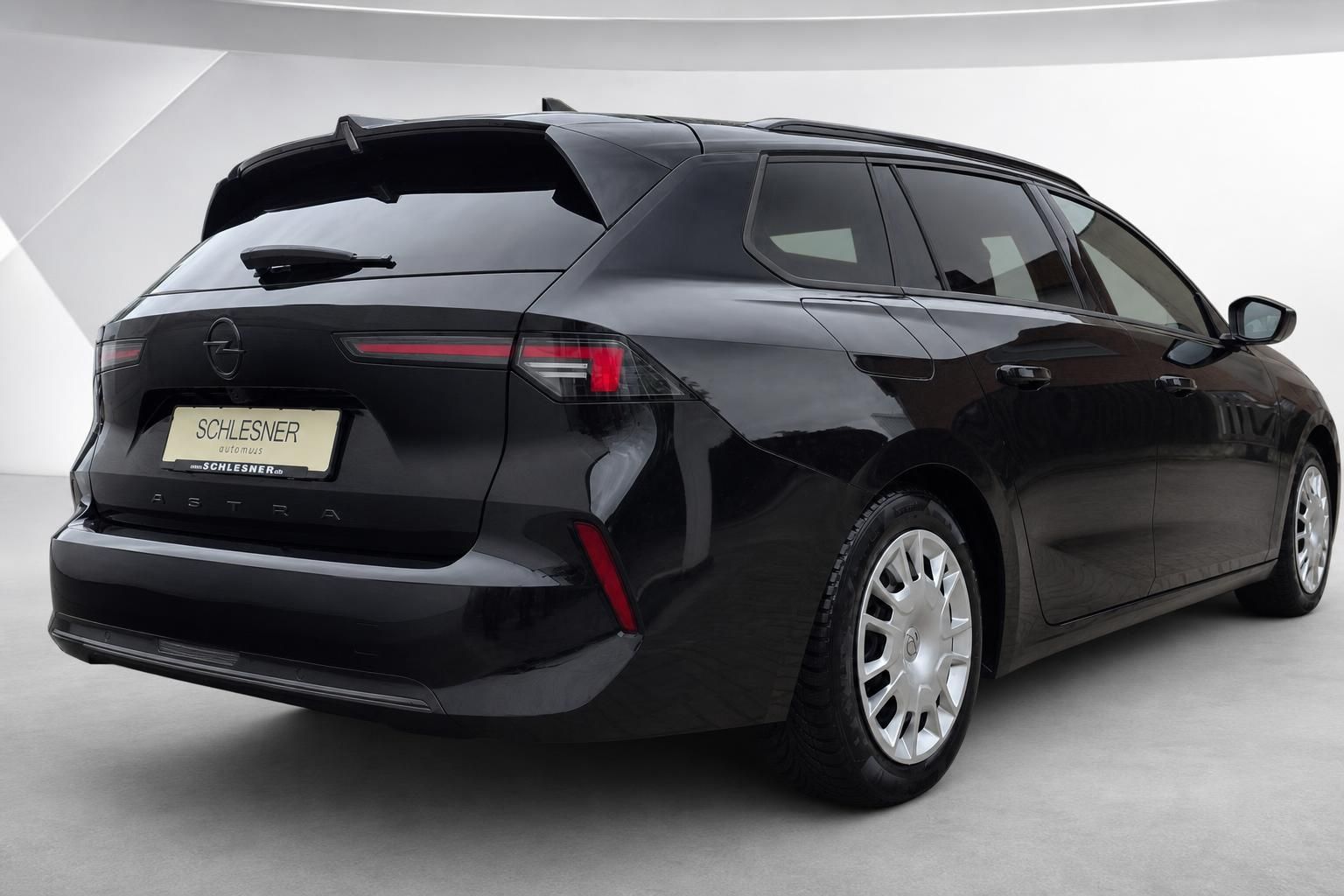 Opel Astra Sports Tourer schwarz Heckansicht seitlich