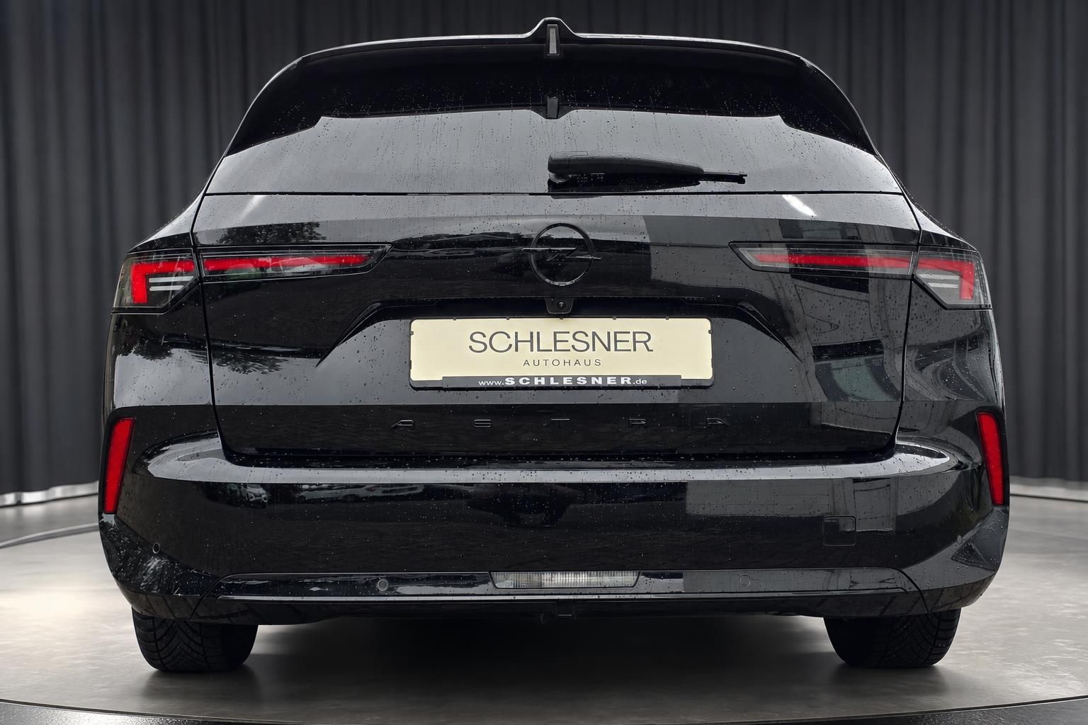 Opel Astra Sports Tourer schwarz Heckansicht im Autohaus