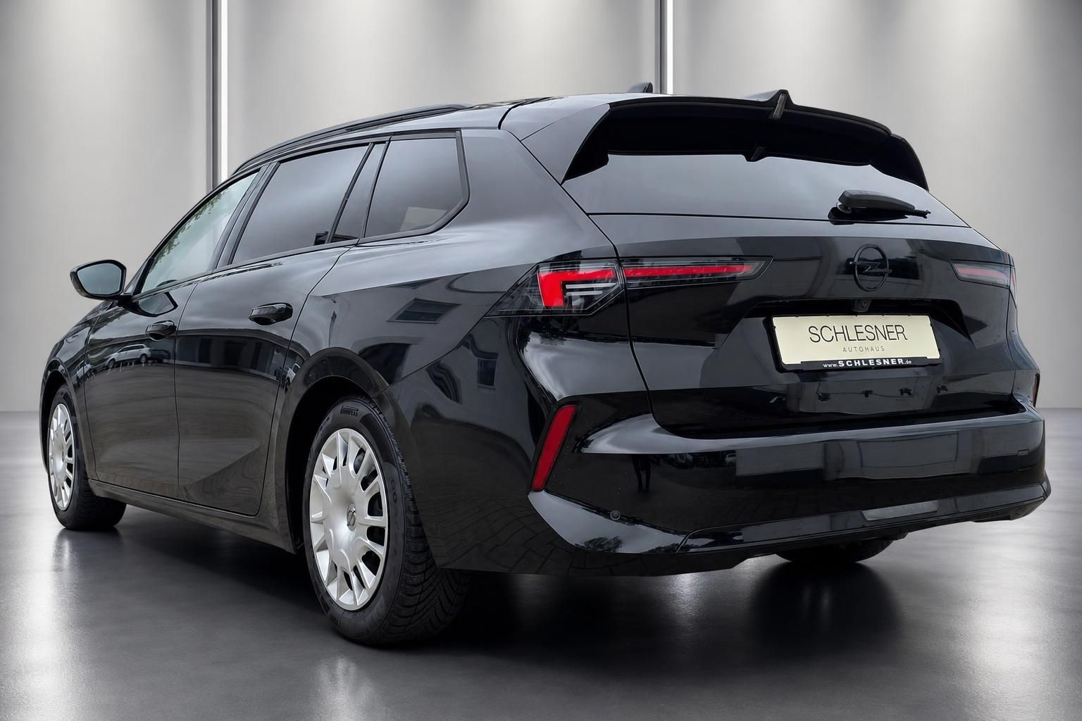 Opel Astra Sports Tourer schwarz Heckansicht Halle