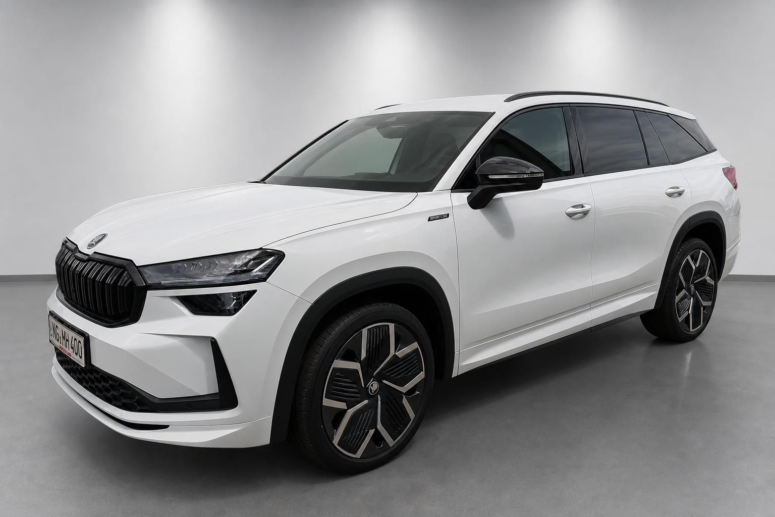 Skoda Kodiaq Sportline weiß, Frontansicht schräg im Studio