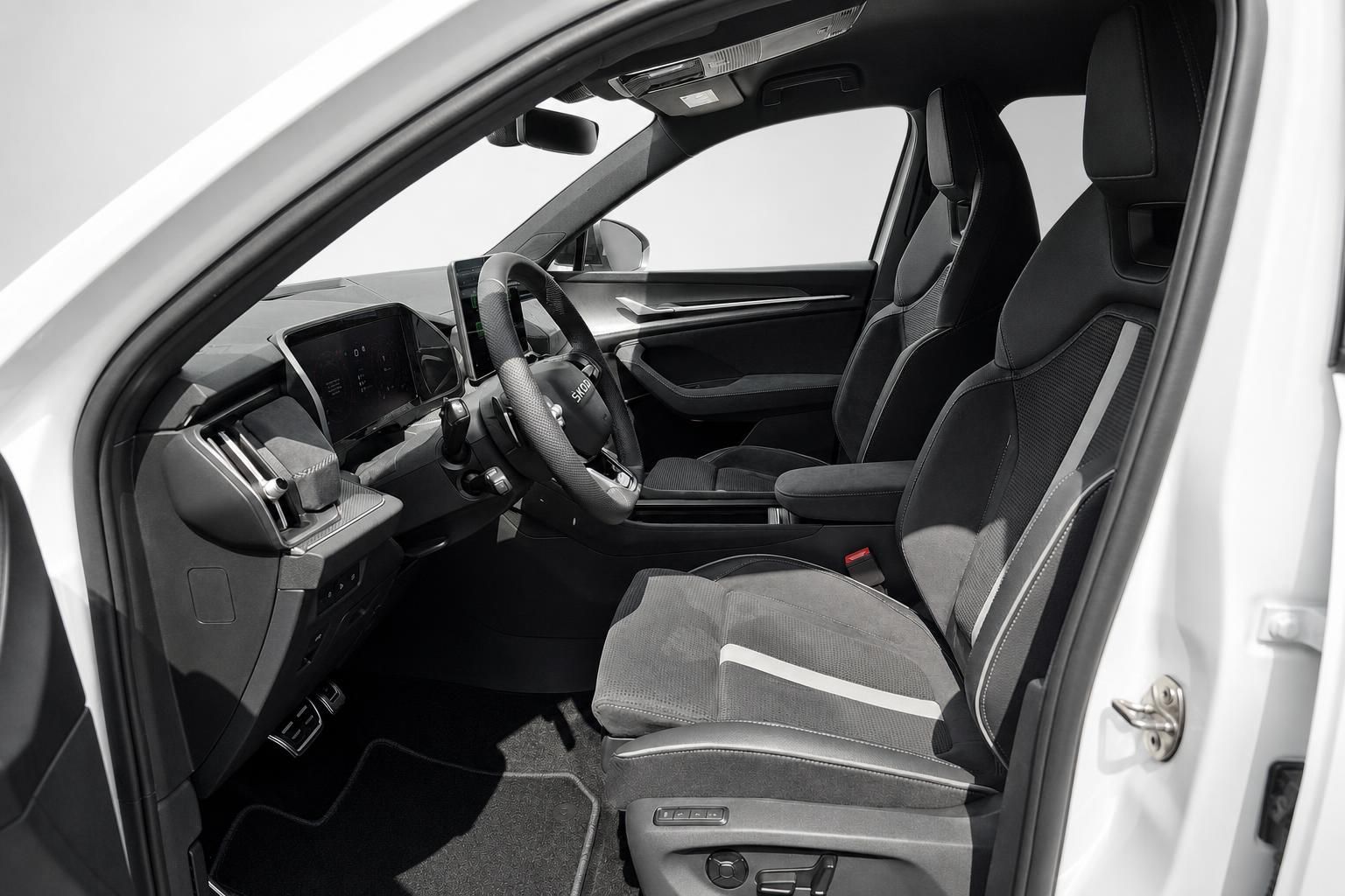 Skoda Kodiaq Innenraum, Cockpit und Sportsitze in Schwarz