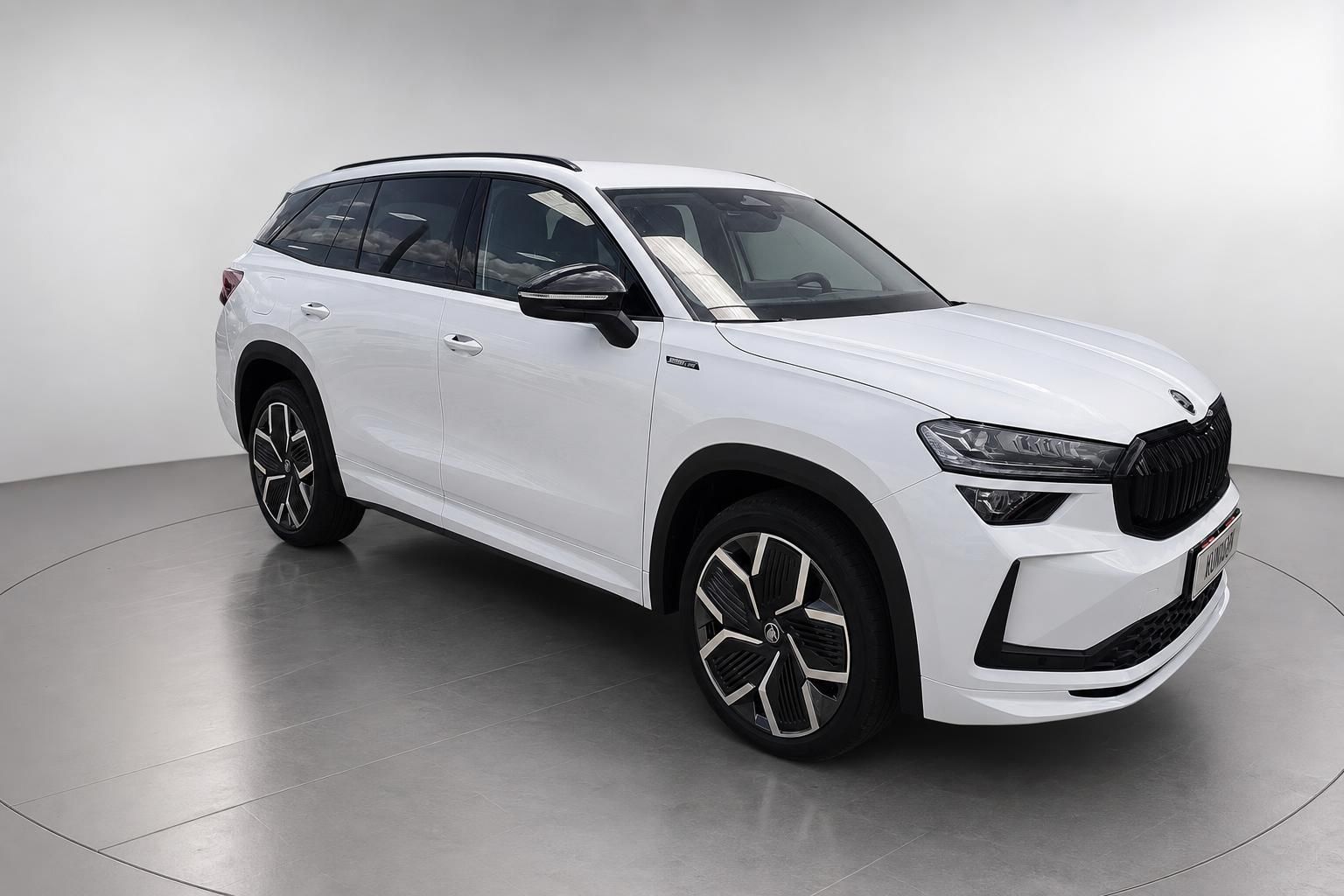 Skoda Kodiaq weiß SUV Frontansicht schräg im Studio