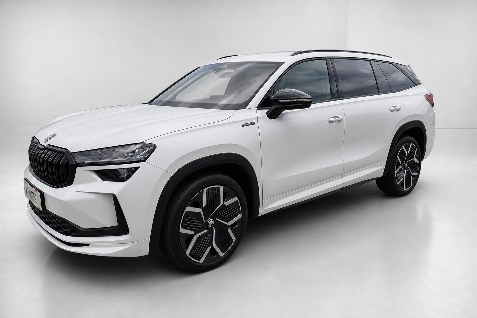 Skoda Kodiaq weiß SUV Frontansicht schräg Studioaufnahme