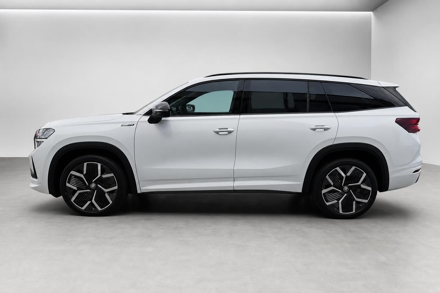Skoda Kodiaq weiß SUV Seitenansicht im Fotostudio