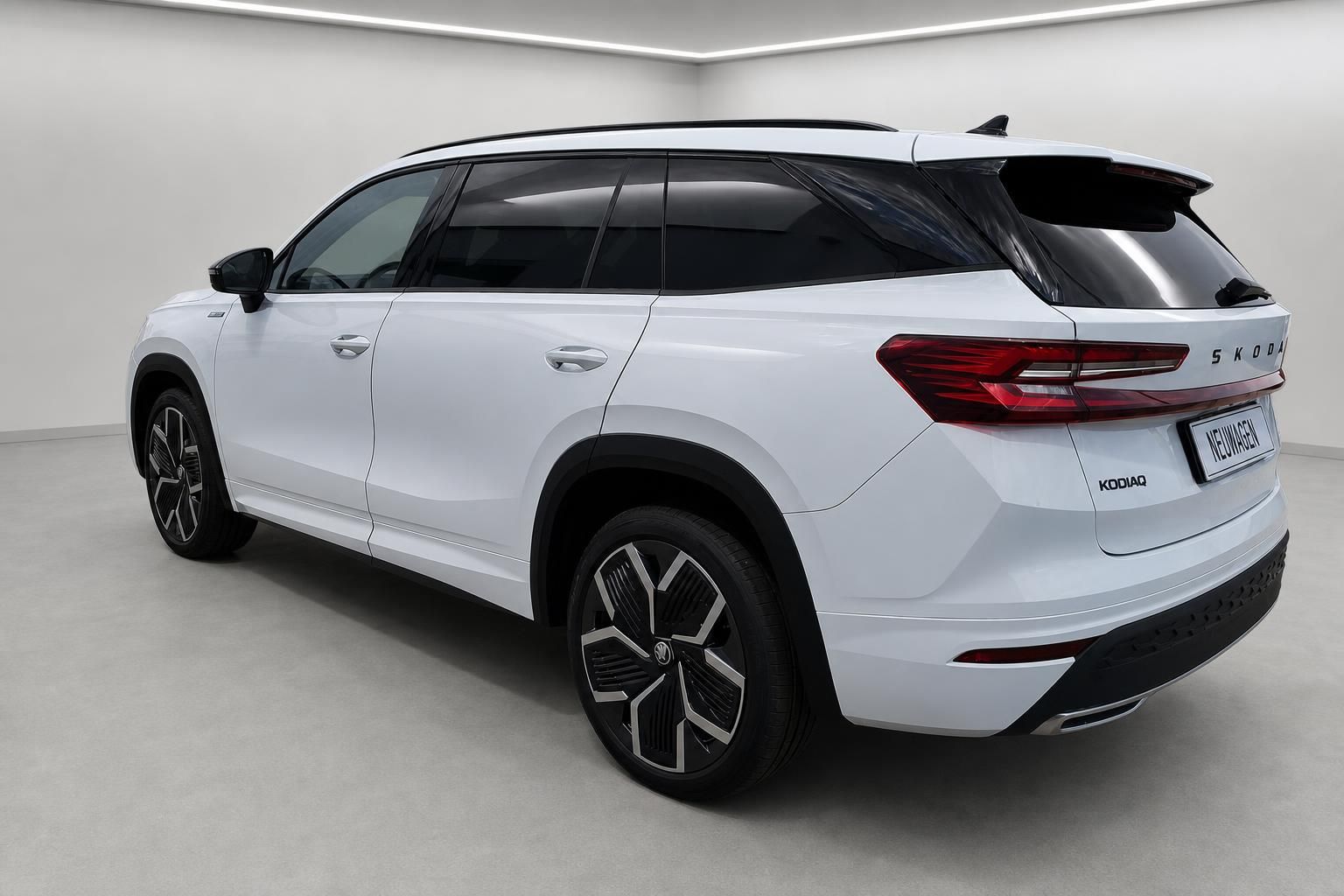 Skoda Kodiaq weiß SUV Heckansicht schräg im Studio