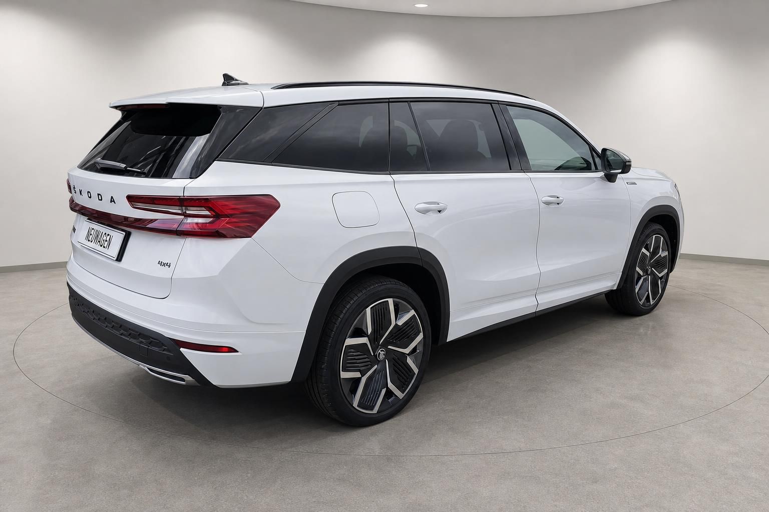 Skoda Kodiaq 4x4 weiß, Heck-Seitenansicht mit Alufelgen