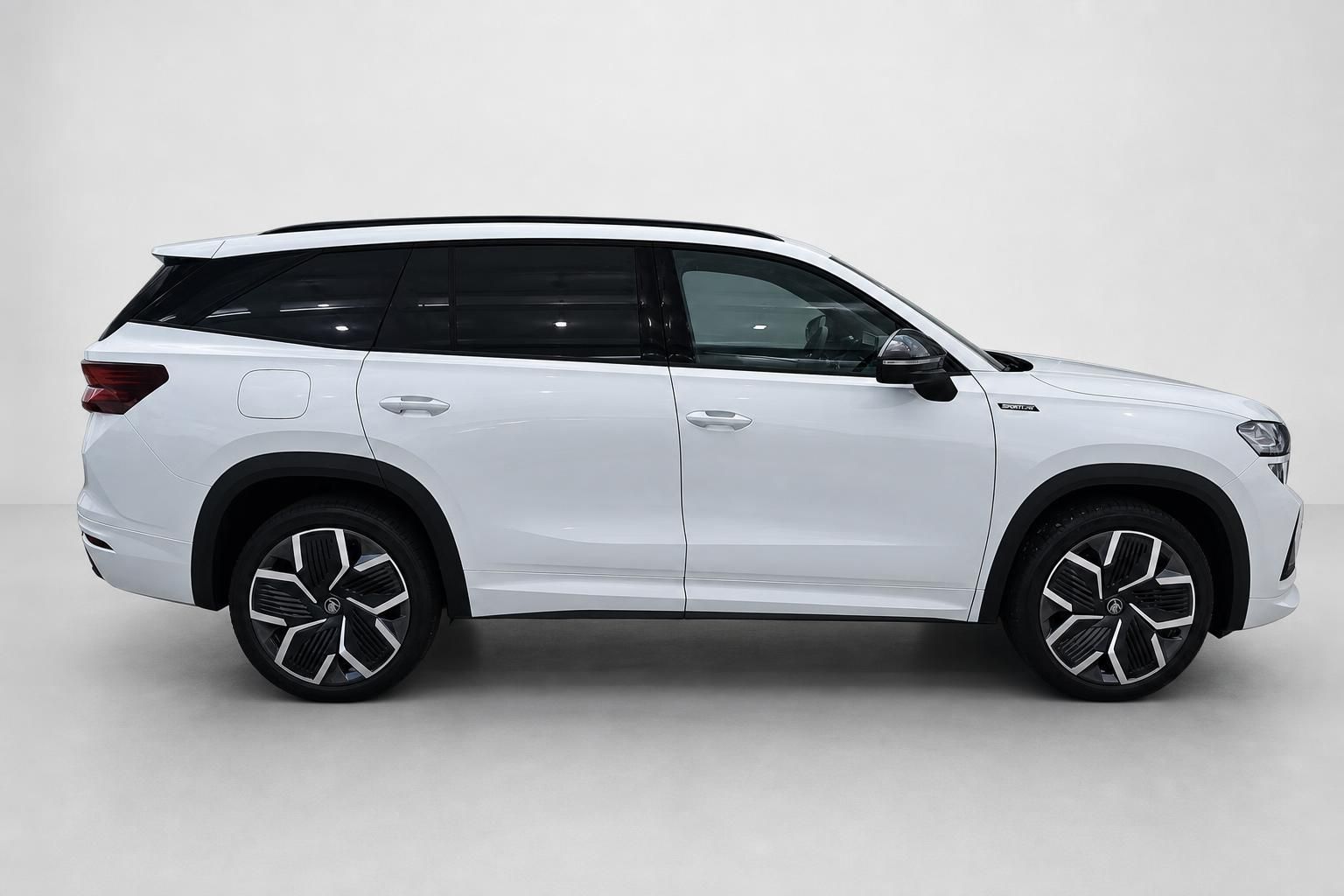 Weißer Skoda Kodiaq Sportline SUV in Seitenansicht im Studio