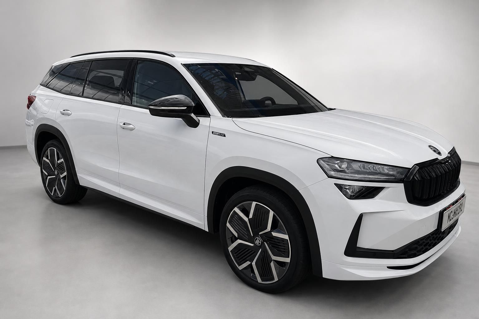 Weißer Skoda Kodiaq Sportline SUV Frontansicht schräg im Studio