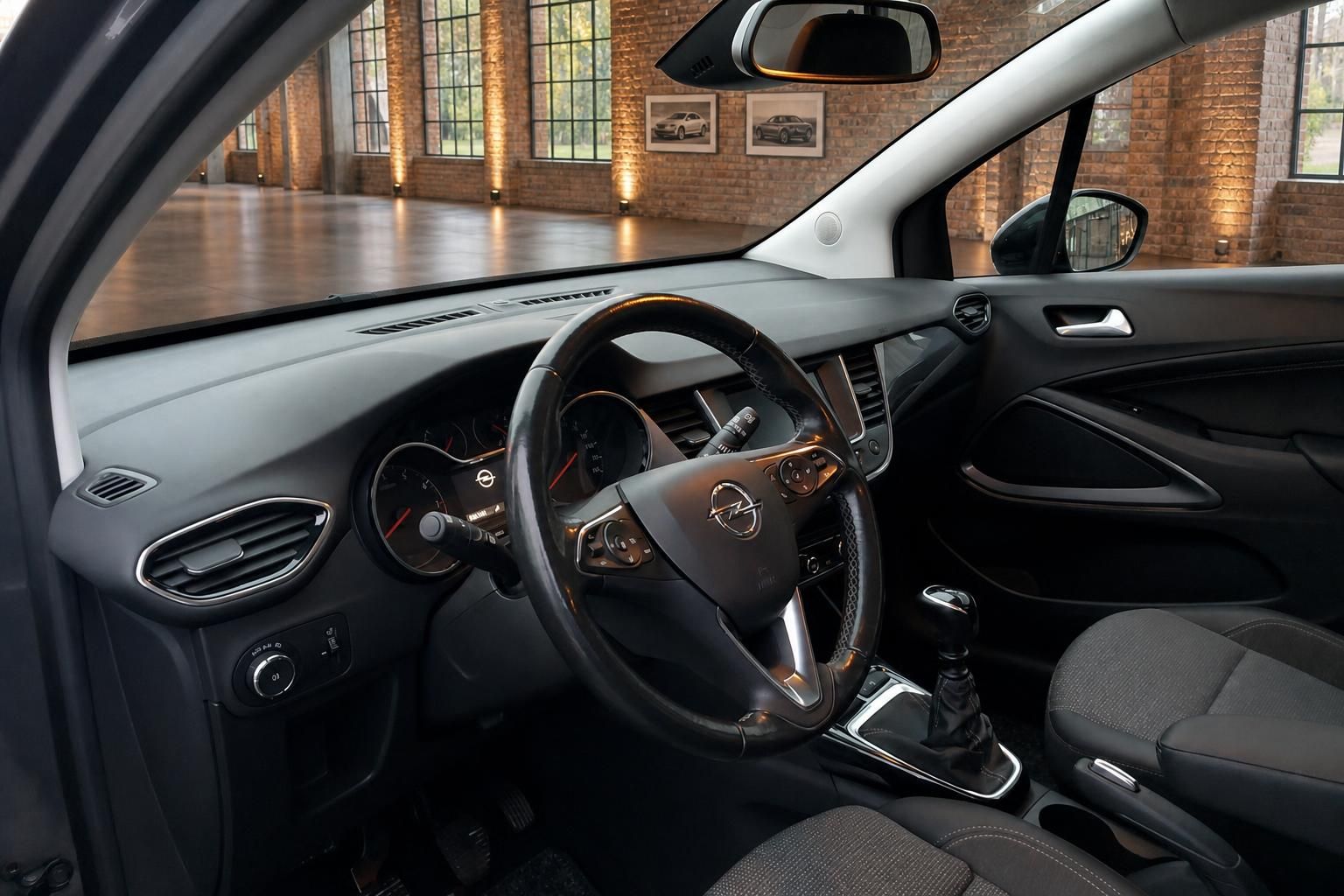 Opel Innenraum Fahrerseite mit Lederlenkrad, Armaturenbrett und Schaltgetriebe