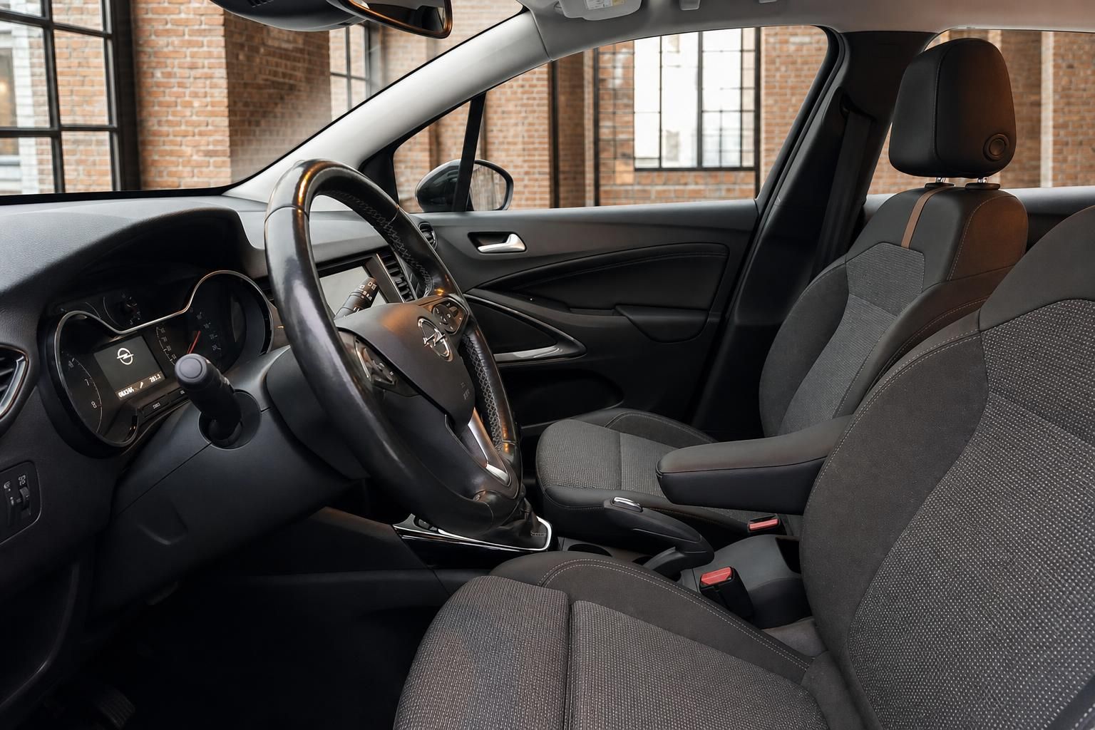 Opel Innenraum Fahrerseite – Lenkrad, Schaltung, Armaturenbrett und Sitze in Grau-Braun