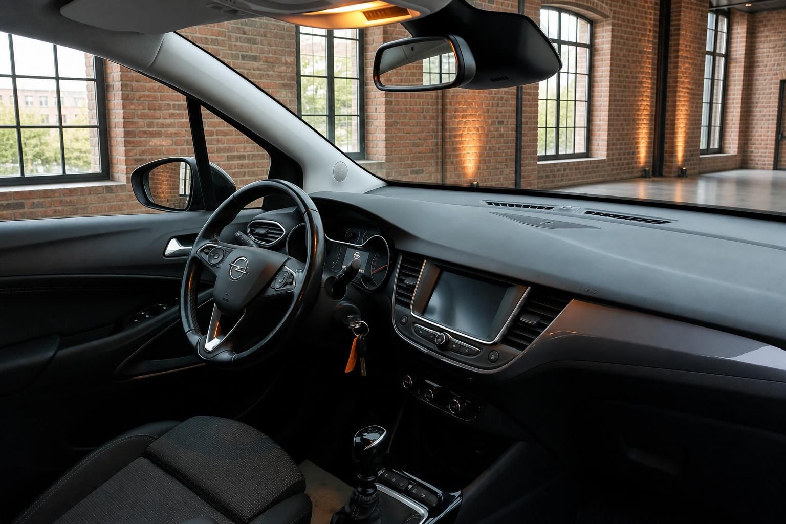 Opel Innenraum Beifahrerseite mit Armaturenbrett, Lenkrad und Infotainment-System