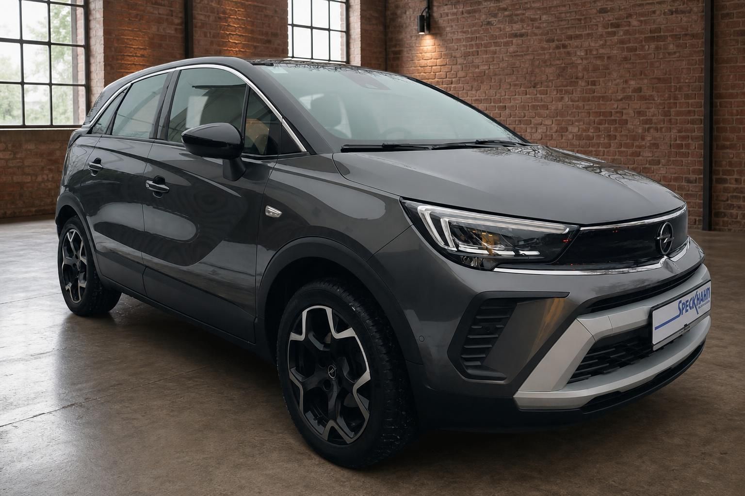 Opel Crossland grau Frontansicht schräg rechts mit LED-Scheinwerfern und Leichtmetallfelgen