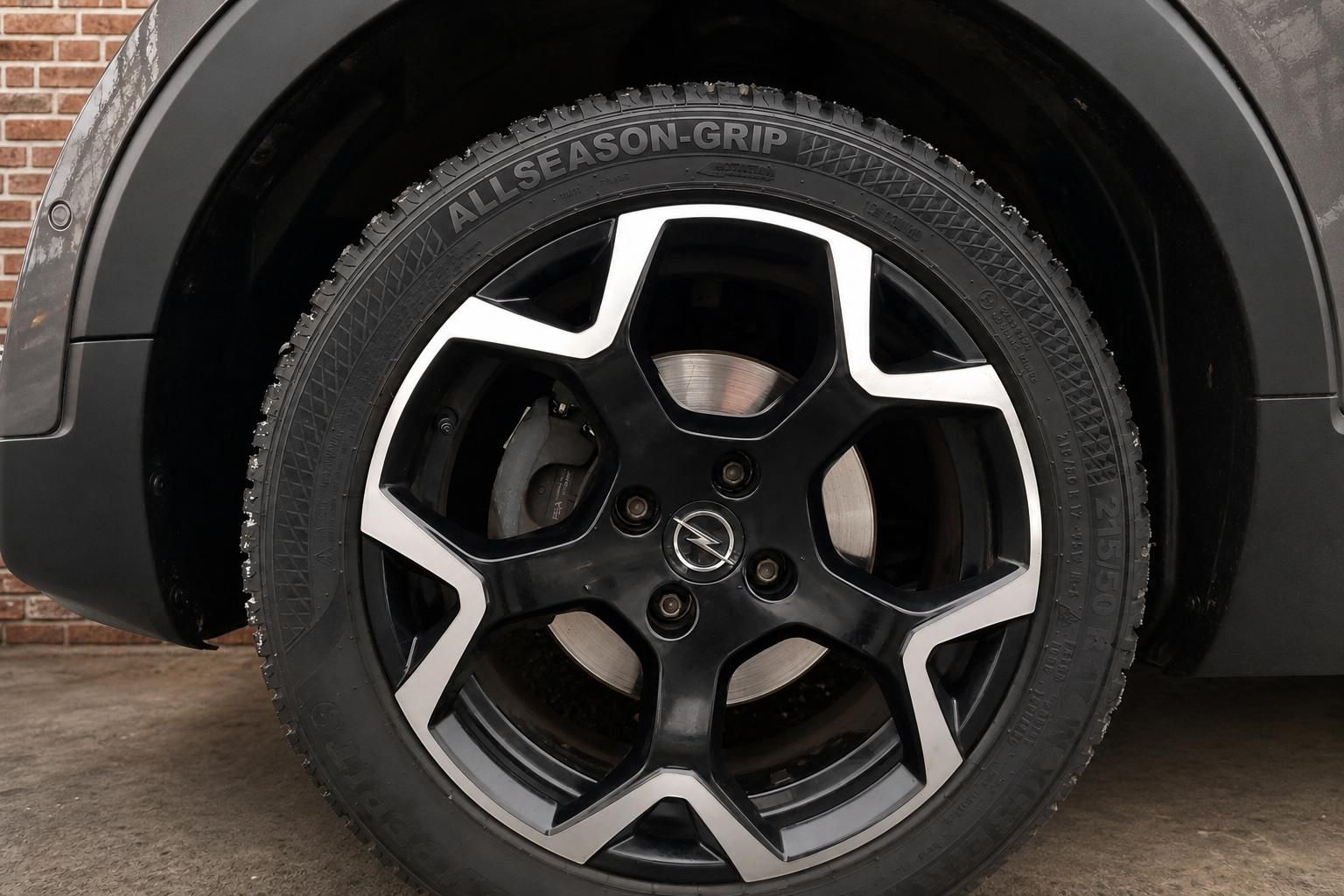 Opel Leichtmetallfelge schwarz poliert mit Allseason-Grip Reifen und Bremsscheibe