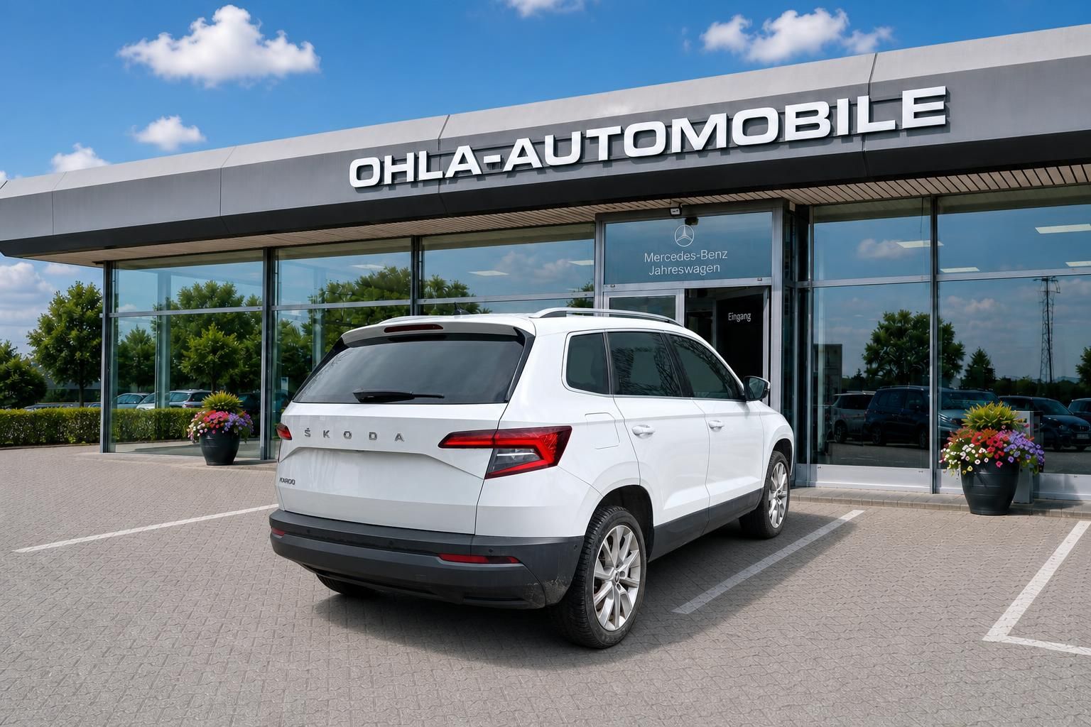 Škoda Karoq weiß, Heckansicht auf Parkplatz vor Autohaus