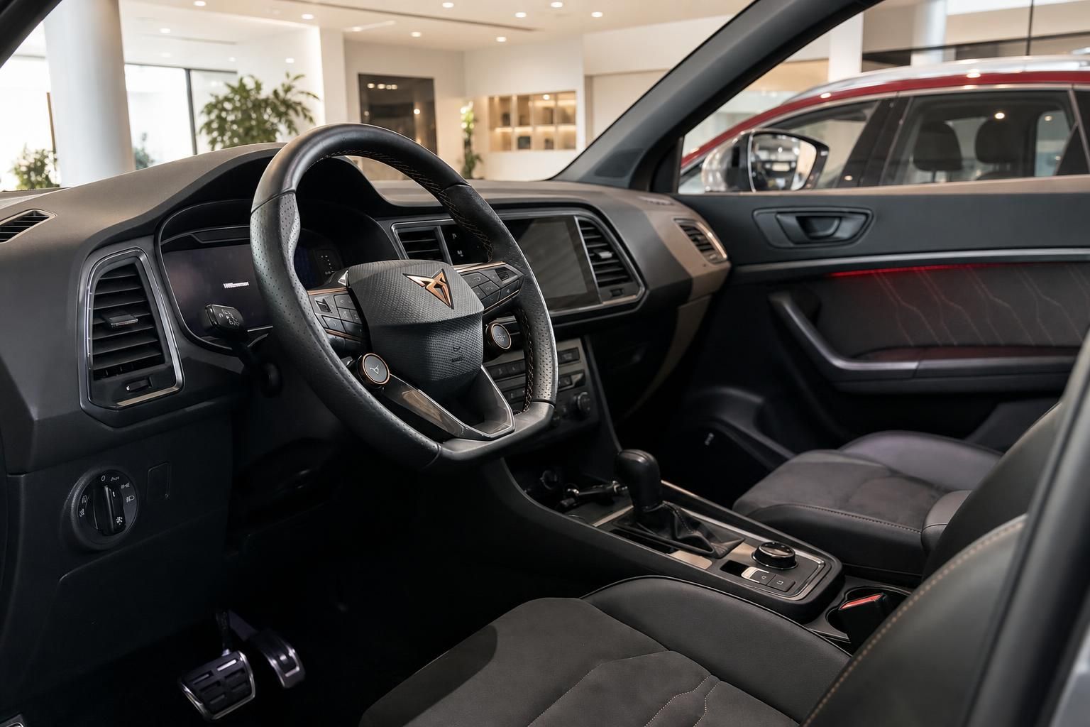 Cupra Ateca Innenraum mit Sportlenkrad und Cockpit im Detail