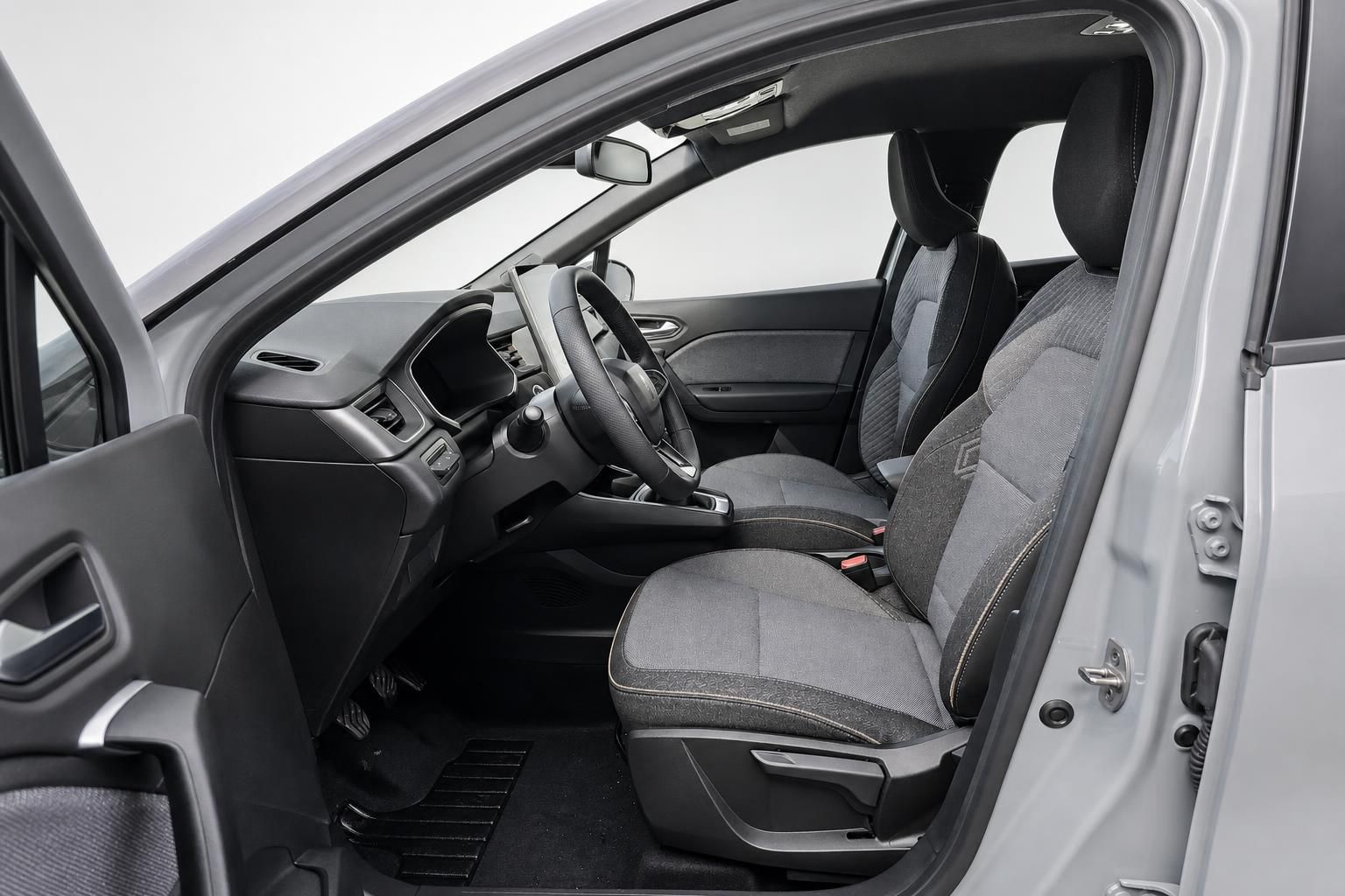 Renault Innenraum mit Sportsitzen und Cockpit, Fahrerseite